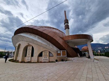 Ilidza, Bosna-Hersek - Kasım 04 2022. Saraybosna 'daki güzel Merkez Camii Ilidza' nın dışı.