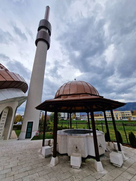 Ilidza, Bosna-Hersek - Kasım 04 2022. Saraybosna 'daki güzel Merkez Camii Ilidza' nın dışı.