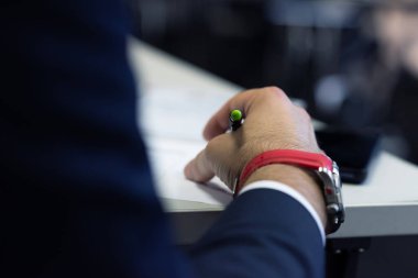 Motivasyon koçunun konuşma yapması için arka görüş. Şirket yöneticisi iş semineri sırasında konuşma yapıyor