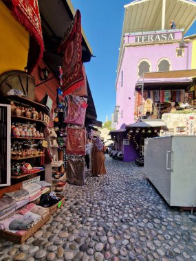 Mostar - Bosna-Hersek 'te meşhur bir köprüye sahip ikonik eski bir kasaba. Popüler turizm merkezi