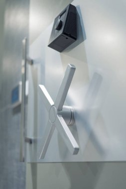 Gerçek banka kasası kapısı. Bankada kapalı kasa