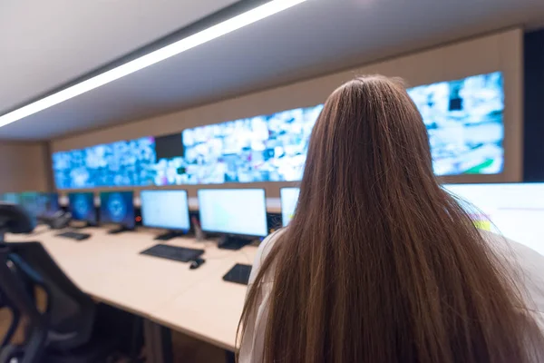 Guarda Segurança Feminina Sentada Monitorando Câmeras Cctv Modernas Uma Sala — Fotografia de Stock