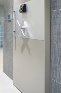 Gerçek banka kasası kapısı. Bankada kapalı kasa