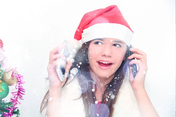 Красивая Молодая Девушка Костюме Санта Клауса Наслаждается Рождественскими Праздниками Дома — стоковое фото