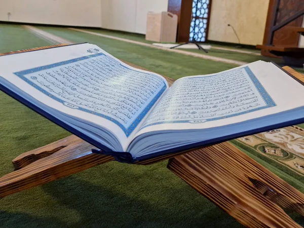 2022年11月21日 波斯尼亚和黑塞哥维那萨拉热窝 清真寺里的古兰经 开放供祷告 — 图库照片