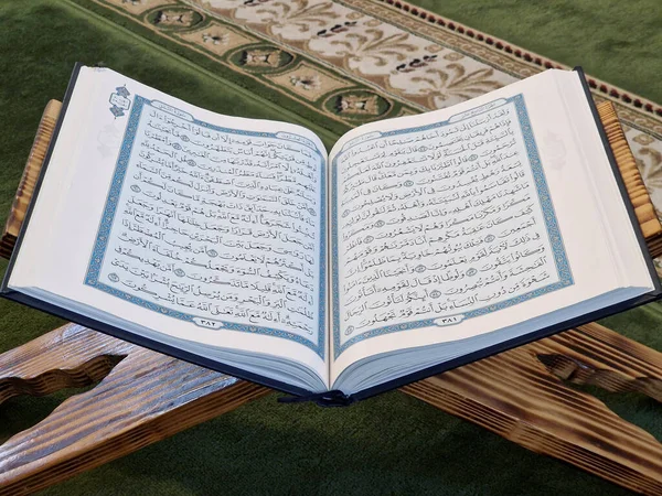 Sarajewo Bośnia Hercegowina Listopada 2022 Koran Meczecie Otwarty Modlitwy — Zdjęcie stockowe
