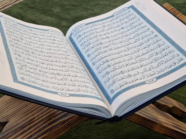 Sarajevo Bosnie Herzégovine Novembre 2022 Coran Dans Mosquée Ouvert Prière — Photo