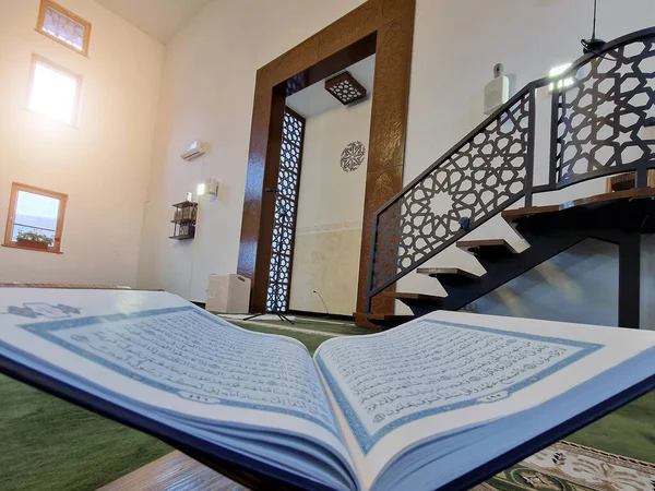 Σαράγεβο Βοσνία Και Ερζεγοβίνη Νοεμβρίου 2022 Κοράνι Στο Τζαμί Ανοιχτό — Φωτογραφία Αρχείου
