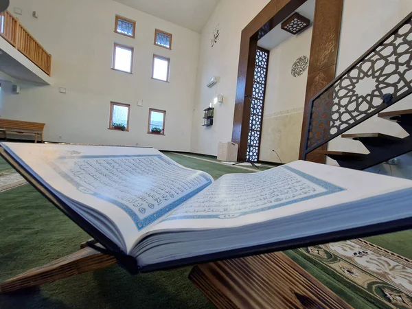 Σαράγεβο Βοσνία Και Ερζεγοβίνη Νοεμβρίου 2022 Κοράνι Στο Τζαμί Ανοιχτό — Φωτογραφία Αρχείου