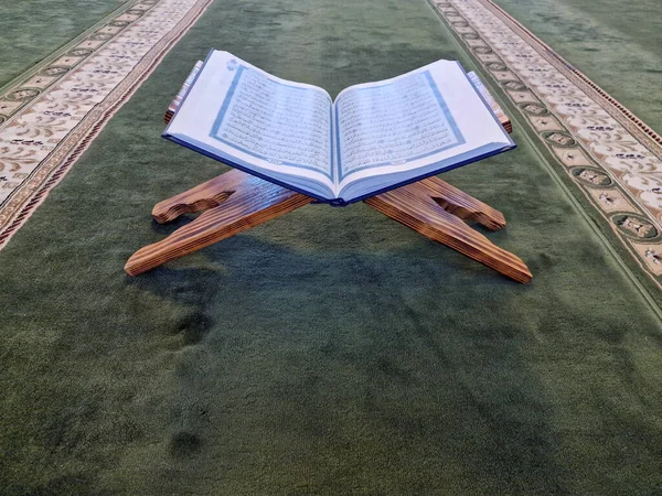Sarajevo Bosnie Herzégovine Novembre 2022 Coran Dans Mosquée Ouvert Prière Photo De Stock