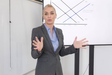 Sınıfta ders veren kadın öğretmen ya da profesör.