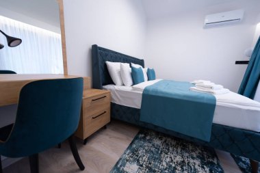 Lüks malikanede modern ana yatak odası. İç fotoğrafçılık, modern tasarım, bej rengi.