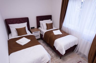 Lüks malikanede modern ana yatak odası. İç fotoğrafçılık, modern tasarım, bej rengi.