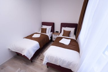 Lüks malikanede modern ana yatak odası. İç fotoğrafçılık, modern tasarım, bej rengi.