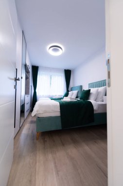 Lüks malikanede modern ana yatak odası. İç fotoğrafçılık, modern tasarım, bej rengi.