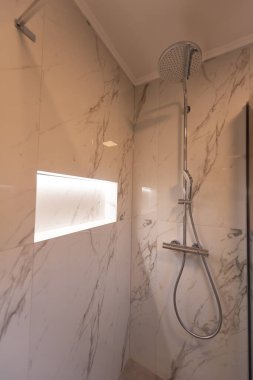 Modern şehir evindeki lüks minimalist banyo.