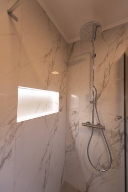 Modern şehir evindeki lüks minimalist banyo.