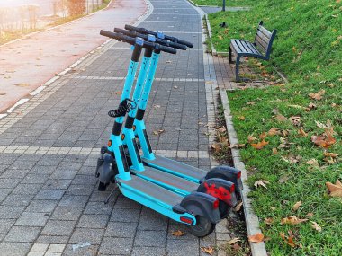Kiralık elektrikli scooter şehir sokaklarında park, Çevre dostu ulaşım