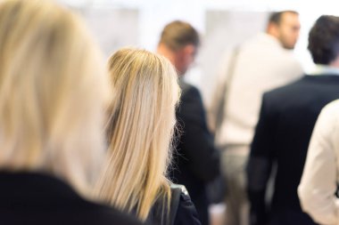 İş toplantısı ve sunumunda yuvarlak masa tartışması. Konferans salonundaki izleyiciler. İş ve Girişimcilik Sempozyumu