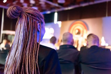 İş toplantısı ve sunumunda yuvarlak masa tartışması. Konferans salonundaki izleyiciler. İş ve Girişimcilik Sempozyumu