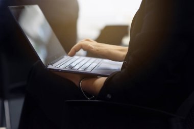 IT Yazılım Mühendisi masasında bir dizüstü bilgisayar üzerinde çalışıyor. Profesyonellerin olduğu çeşitli işyerleri. Ön Görünüm Görüntüsü