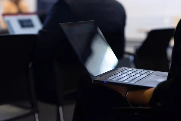 Inżynier Oprogramowania Pracuje Laptopie Przy Biurku Zróżnicowane Miejsce Pracy Profesjonalistami — Zdjęcie stockowe