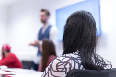 Ofiste ekip olarak çalışan iş adamları ve yazılım geliştiricileri.