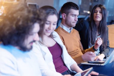 Modern ofiste takım olarak çalışan iş adamları ve yazılım geliştiricileri.