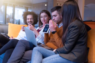 Modern ofiste takım olarak çalışan iş adamları ve yazılım geliştiricileri.