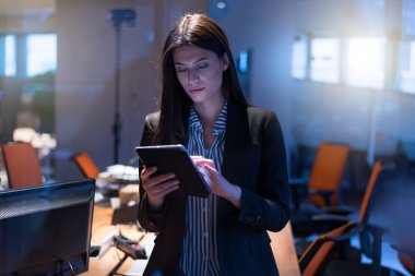 Geceleri ofiste çalışan kadın programcı.