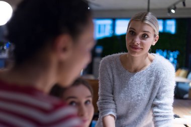 Bir grup web tasarımcısı gece geç saatlerde ofiste bir siber güvenlik web sitesi, uygulama veya yazılım geliştiriyor.