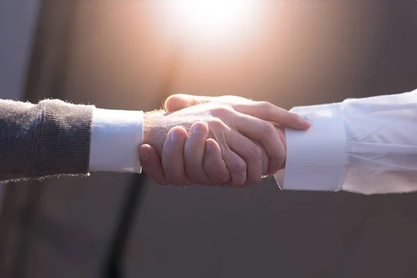 シェイクとのビジネスミーティング 会議で握手をするイスラム教徒のビジネスパートナー — ストック写真
