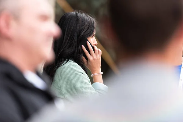 Kadını Konferans Sırasında Cep Telefonunu Kullanıyor — Stok fotoğraf