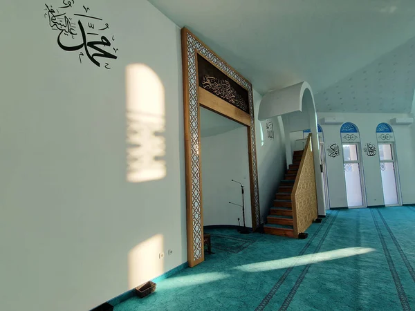 サラエヴォ ボスニア ヘルツェゴビナのフォゴスカ モダニズム新モスク インテリア — ストック写真