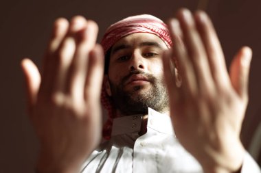 Arap Müslüman Adam, Ramazan 'da geleneksel Arap kıyafetleri giyerken Tanrı' ya Geleneksel Dualar Yapıyor