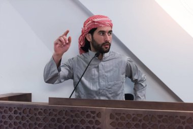 Camide namaz kılarken Müslüman lider ya da imam İslam 'la ilgili konuşma paylaşımı