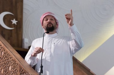 Camide namaz kılarken Müslüman lider ya da imam İslam 'la ilgili konuşma paylaşımı