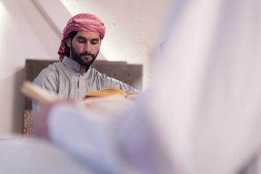 Kuran 'ı Ramazan günü oku. Camide Kuran okuyan iki genç Müslüman.