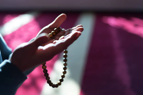 Рука Мусульманина Молящегося Время Рамадана Внутреннем Фоне Мечети — стоковое фото
