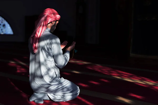 Mão Muçulmano Macho Rezando Com Fundo Interior Mesquita Durante Ramadã — Fotografia de Stock