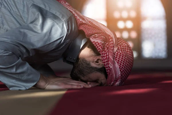 Άραβας Μουσουλμάνος Κάνει Παραδοσιακή Προσευχή Στο Θεό Ενώ Φοράει Παραδοσιακά — Φωτογραφία Αρχείου