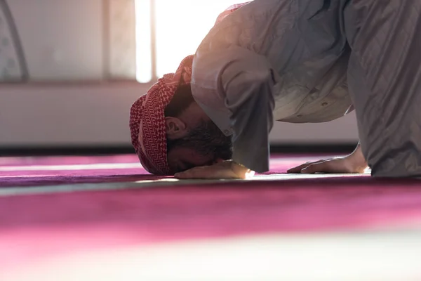 Árabe Muçulmano Homem Fazendo Tradicional Oração Deus Enquanto Vestindo Roupas — Fotografia de Stock
