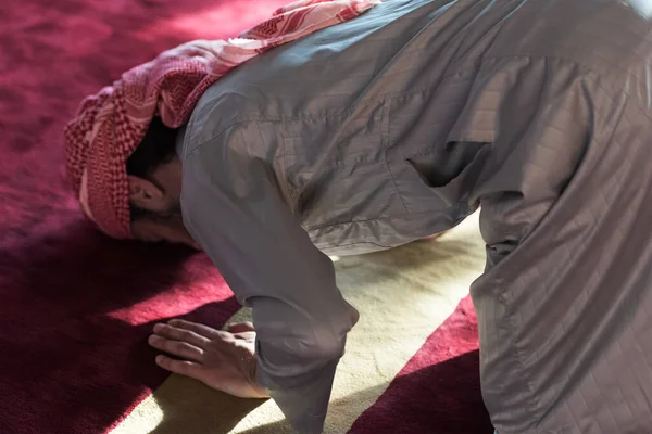 Árabe Muçulmano Homem Fazendo Tradicional Oração Deus Enquanto Vestindo Roupas — Fotografia de Stock