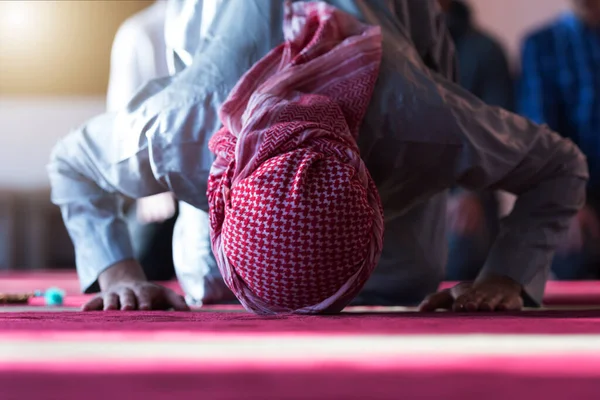 Muslim Arab Man Membuat Doa Tradisional Kepada Allah Sementara Mengenakan — Stok Foto