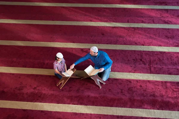 Homem Muçulmano Ensinando Seu Filho Orar Deus Ensiná Ler Alcorão — Fotografia de Stock