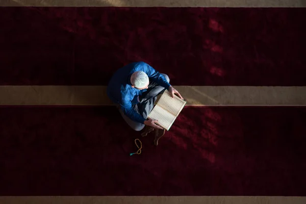 Арабский Мусульманин Совершающий Традиционную Молитву Богу Читающий Коран Время Рамадана — стоковое фото