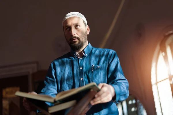 Arabský Muslimský Muž Při Tradiční Modlitbě Bohu Čtení Koránu Při — Stock fotografie