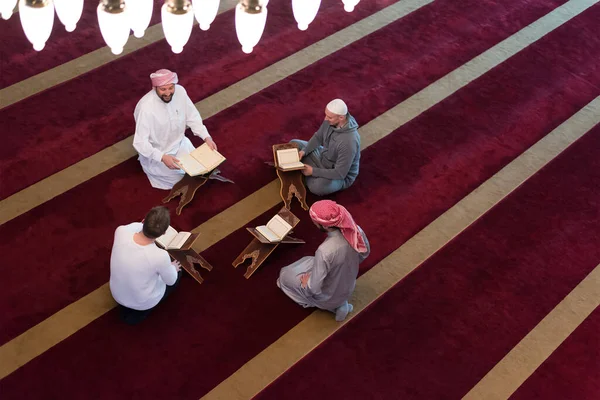 Читайте Коран День Рамадана Группа Молодых Мусульман Читающих Коран Мечети — стоковое фото
