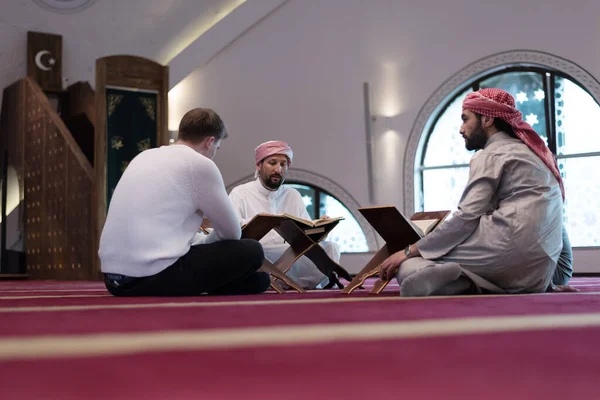 Přečti Korán Den Ramadánu Skupina Mladých Muslimů Čte Korán Mešitě — Stock fotografie