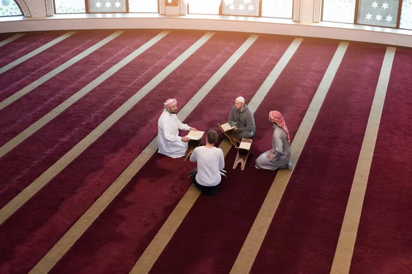 Lisez Coran Jour Ramadan Groupe Jeunes Musulmans Lisant Coran Mosquée — Photo